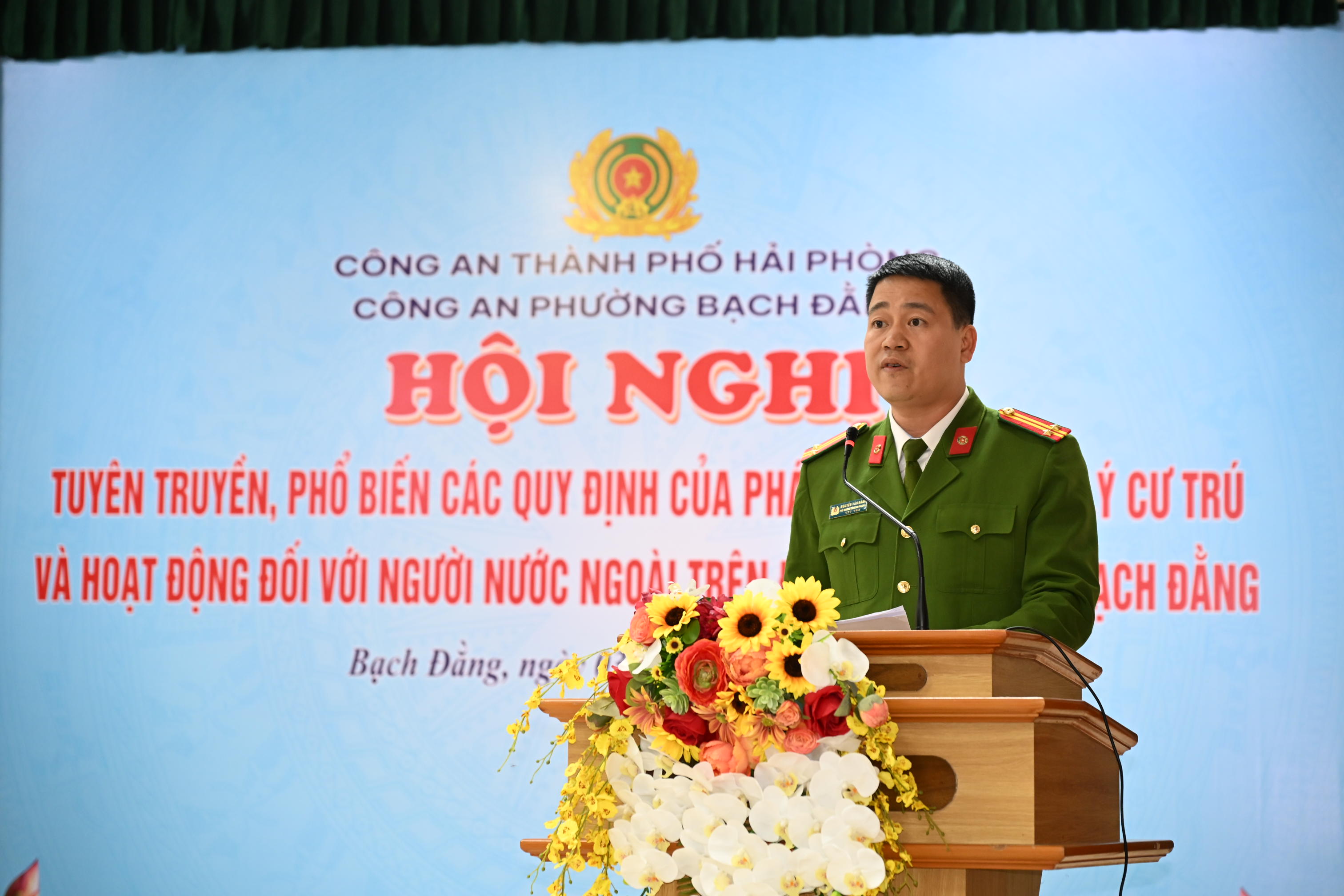 Công an phường Bạch Đằng tuyên truyền, phổ biến các quy định của pháp luật về quản lý cư trú và hoạt động đối với người nước ngoài trên địa bàn phường